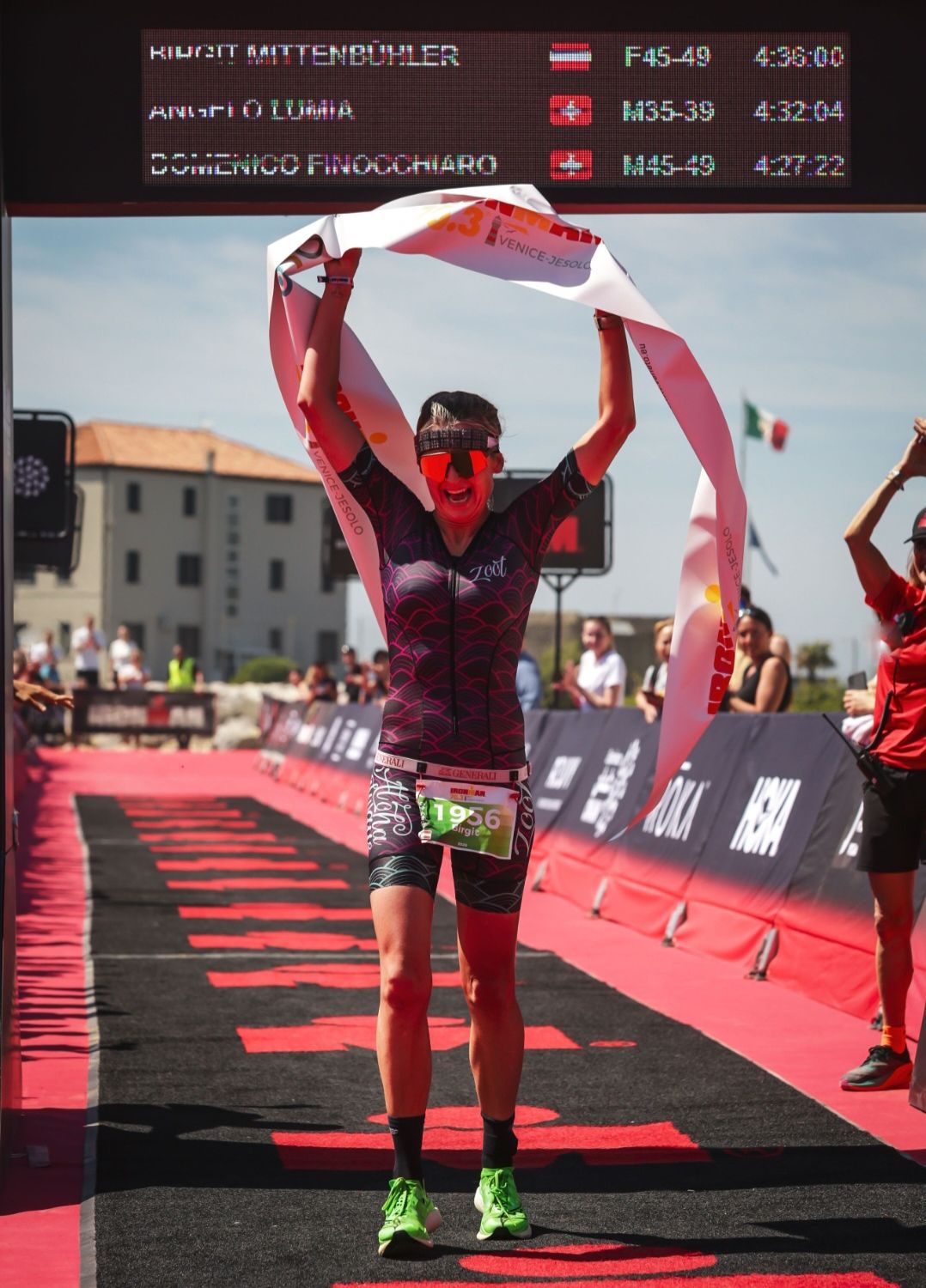 Birgit Mittenbühler beim Triathlon in Jesolo (Venedig) an der Ziellinie