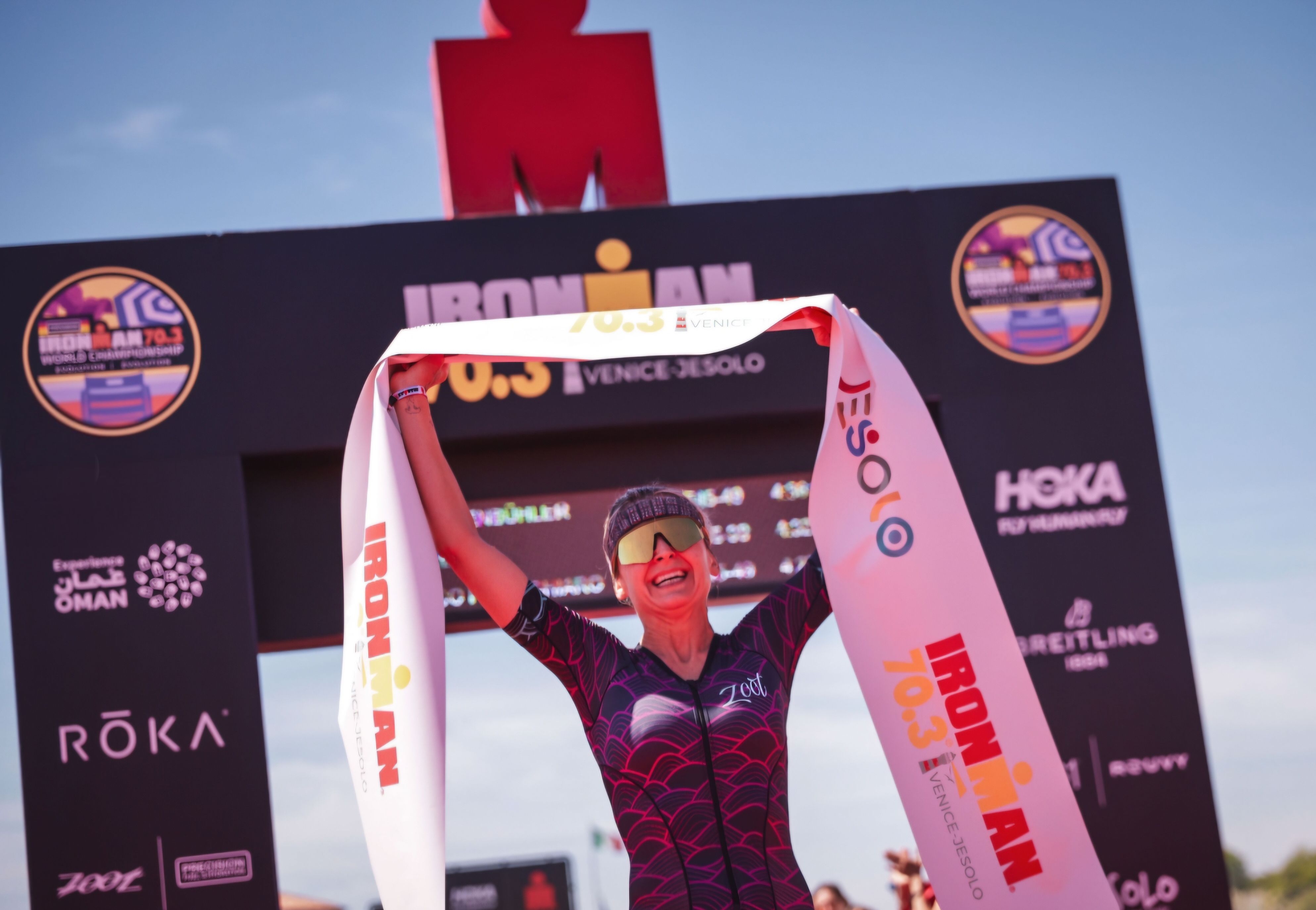 Birgit Mittenbühler beim Triathlon in Jesolo (Venedig) in der Gewinnerpose